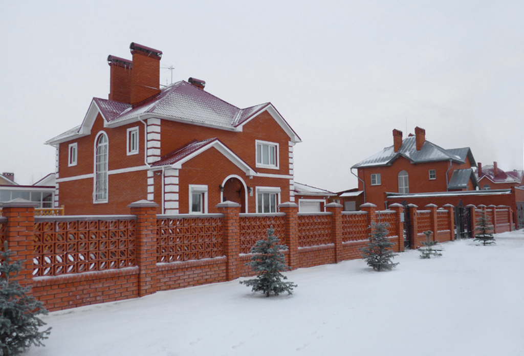 Частный дом и забор из красного облицовочного кирпича Керма