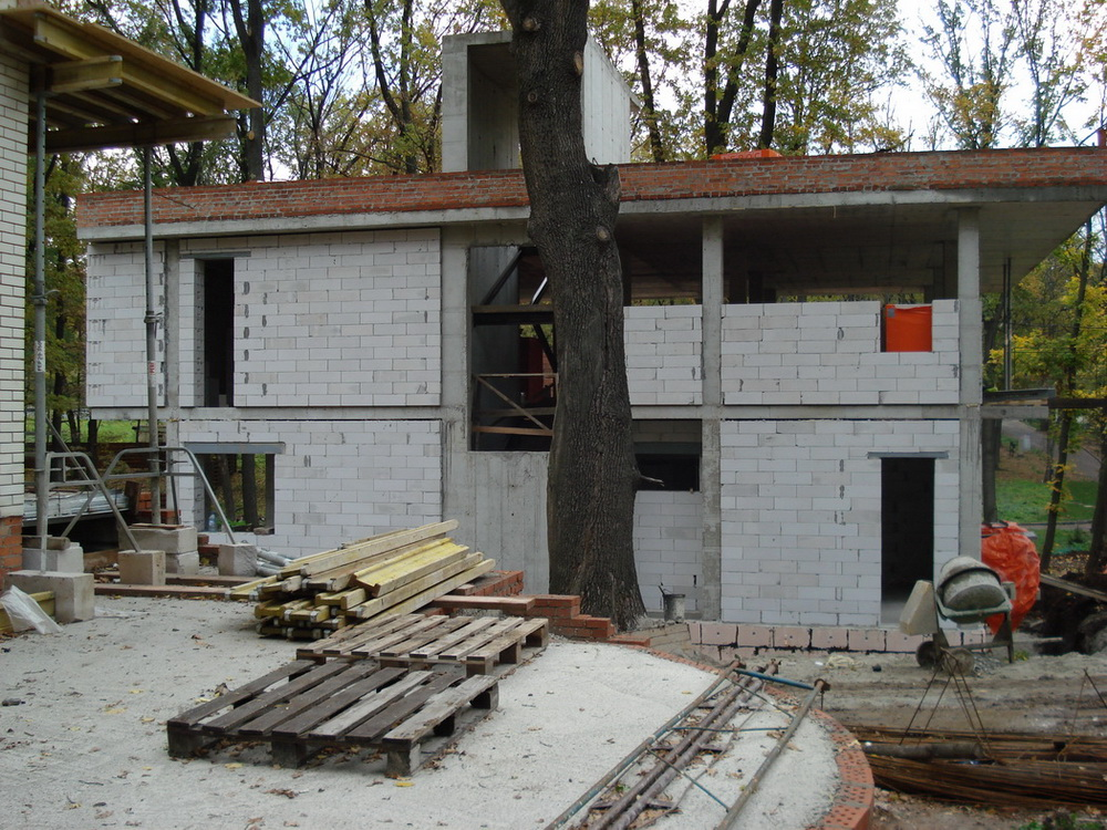 Монолитно-каркасный дом с закладкой блоками Аэрок строительство в зеленой зоне без вреда природе